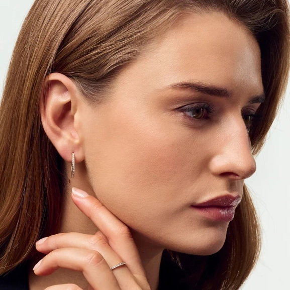 ett elegant smycke från Sif Jakobs som lyser upp ansiktet.