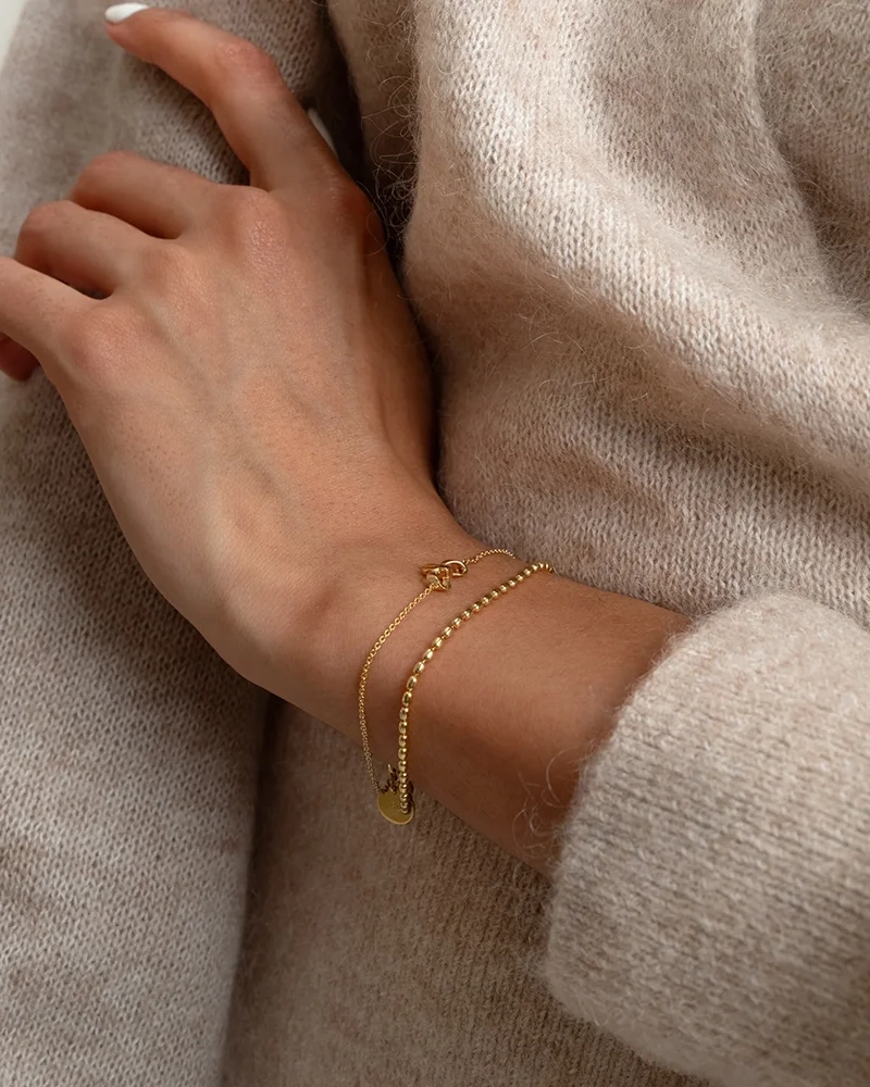 ett elegant armband i 18K guldpläterat återvunnet silver med ovala kulor