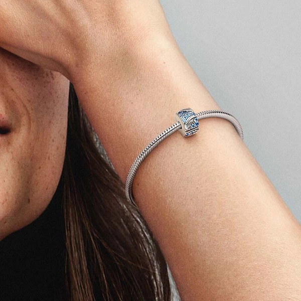 Clipberlock med Kurvad Fjäder & Pavé - PANDORA - Snabb frakt & paketinslagning - Nordicspectra.se