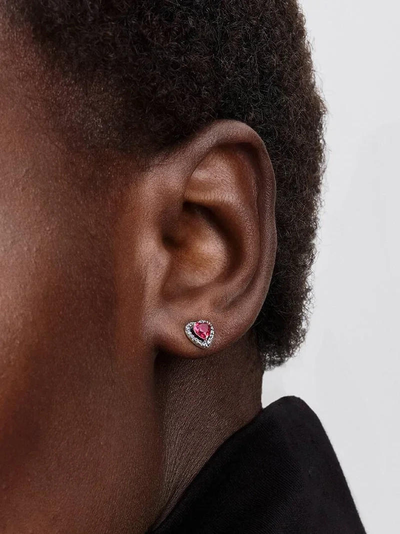 Röda hjärtformade stenar stiftörhängen från Pandora Timeless kollektionen. Tillverkade i silver med cubic zirconia stenar. Symbol för kärlek och elegans.