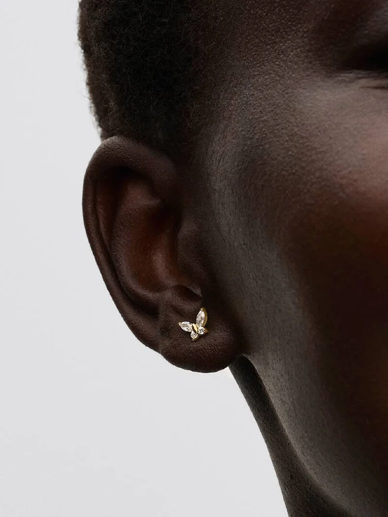 Glittrande Fjäril Guld presentset med Cubic Zirconia stenar i 14k guldpläterad metallblandning från Pandora Timeless kollektionen.