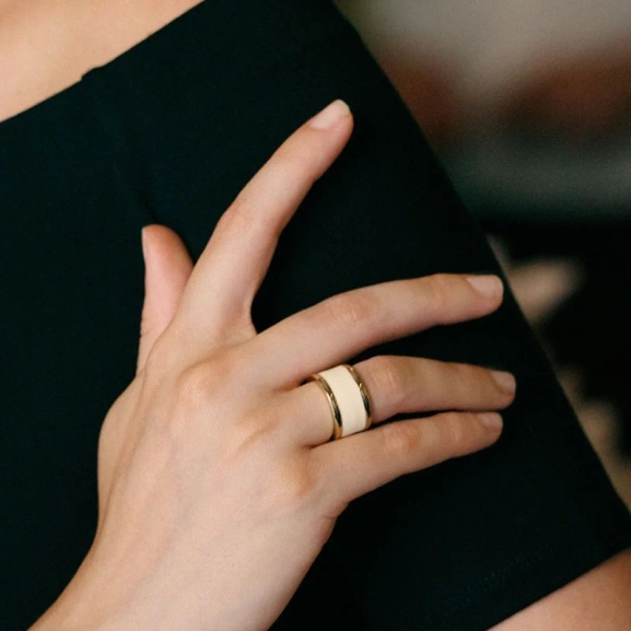 Elegant ring i 14K guldplätering med offwhite emalj