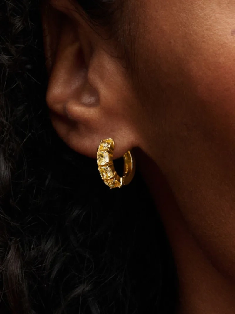 Gula Hoops Guld med strålande cubic zirconia stenar i 14 karat guldplätering från Pandora Timeless kollektionen. Ge en strålande gåva som lyser upp varje tillfälle.