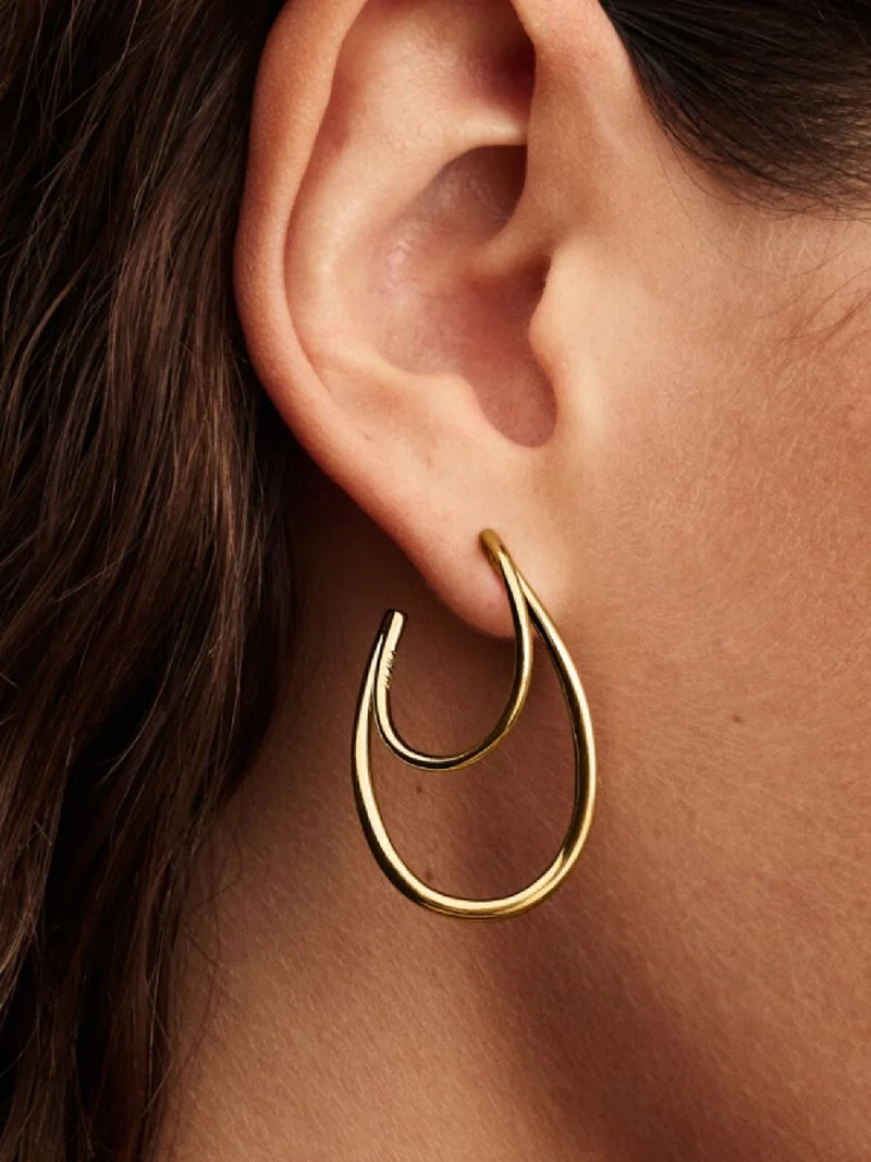 Eleganta dubbla hoops i 14 karat guldpläterad metall med organiskt formade ovaler och charmiga fjärilslås från Pandora Essence kollektionen.
