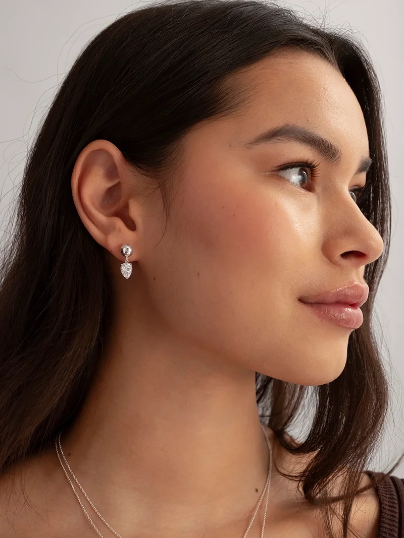 Katie Earrings Silver från Syster P med droppformat hänge och gnistrande kubisk zirkon