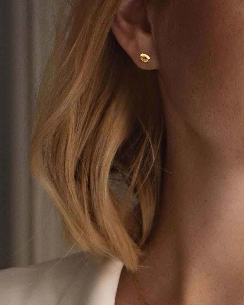 Morning Dew Petite Studs Gold - Drakenberg Sjölin Örhängen - Snabb frakt & paketinslagning - Nordicspectra.se
