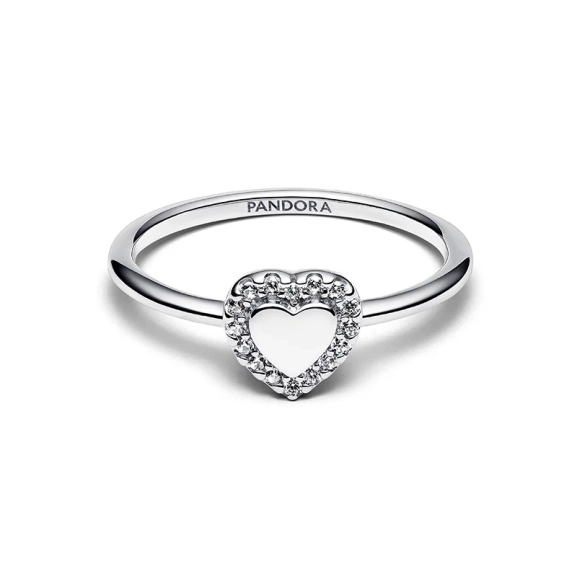 umgeben von funkelnden Steinen aus Sterlingsilber aus der Pandora Timeless-Kollektion.