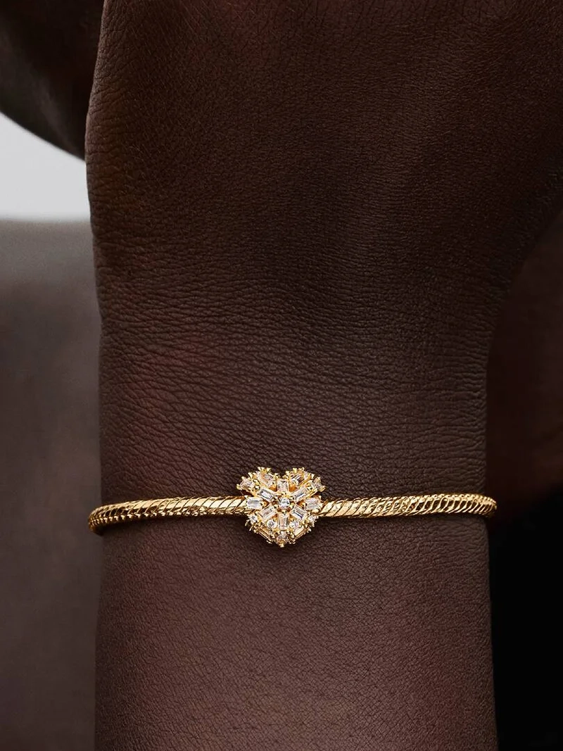 herzförmiger Charm mit 14 Karat Gold und Zirkonia von Pandora Moments. Ein strahlendes Symbol der Liebe und Wärme