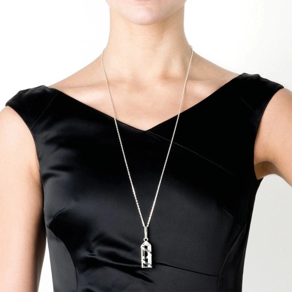 Define Normal Pendant - Efva Attling halsband - Snabb frakt & paketinslagning - Nordicspectra.se