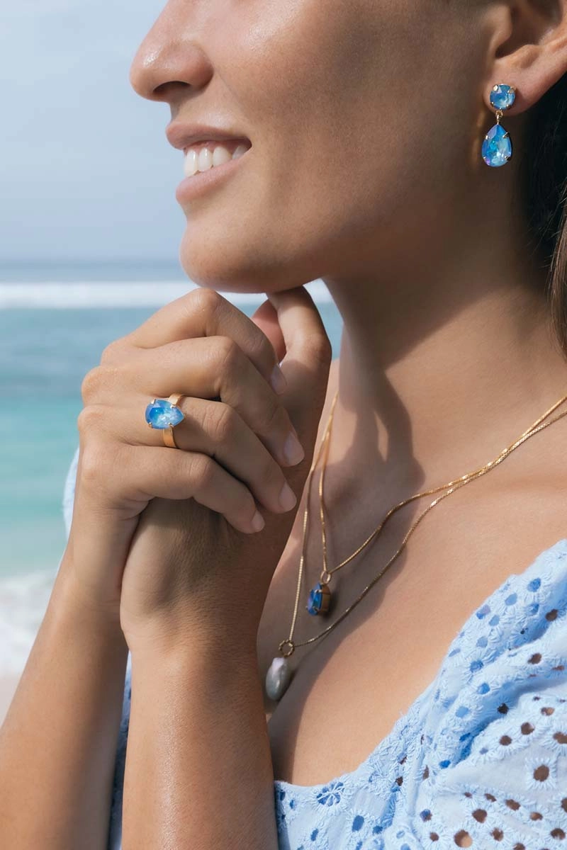 Mini Drop Clasp Earrings Gold Ocean Blue Delite - Caroline Svedbom - Snabb frakt & paketinslagning - Nordicspectra.se