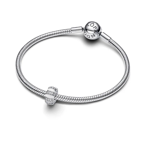 Stenar & Vit Emalj Clipberlock från Pandora. Smyckad med gnistrande stenar och skimrande emalj i silver. Inspirerad av symboler för styrka och skönhet