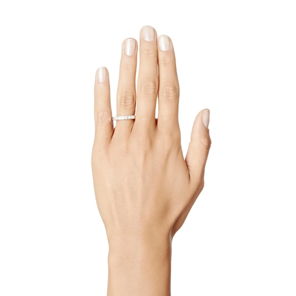 7 Stars & Signature Ring Platinum i platina med sju briljantslipade diamanter och Efva Attlings signatur på sidan.