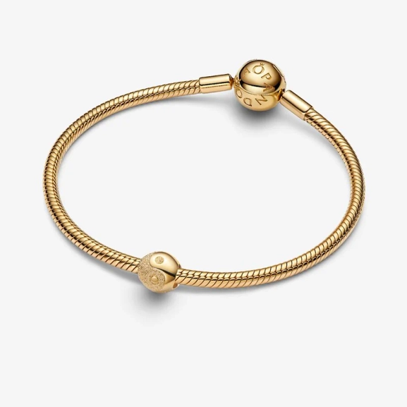 Mini Yin & Yang Glittrande Berlock Guld från Pandora Moments. Tillverkad i 14 karat guld med skimrande diamanter och polerade prickar. Symbol för harmoni och enhet.