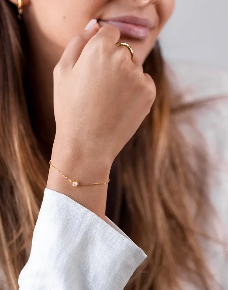 Minimalistica Solo Nova Bracelet Gold - Syster P - Snabb leverans & Gratis paketinslagning - Nordic Spectra
