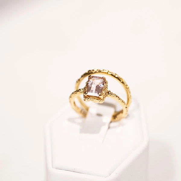 Queen Sparkle Ring Gold - Emma Israelsson - Snabb frakt & paketinslagning - Nordicspectra.se