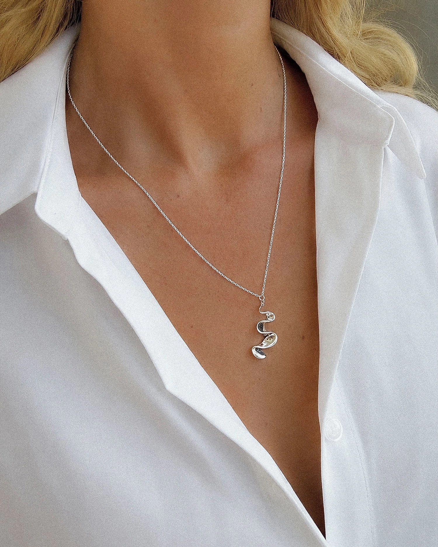 halsband i silver med ett mjukt