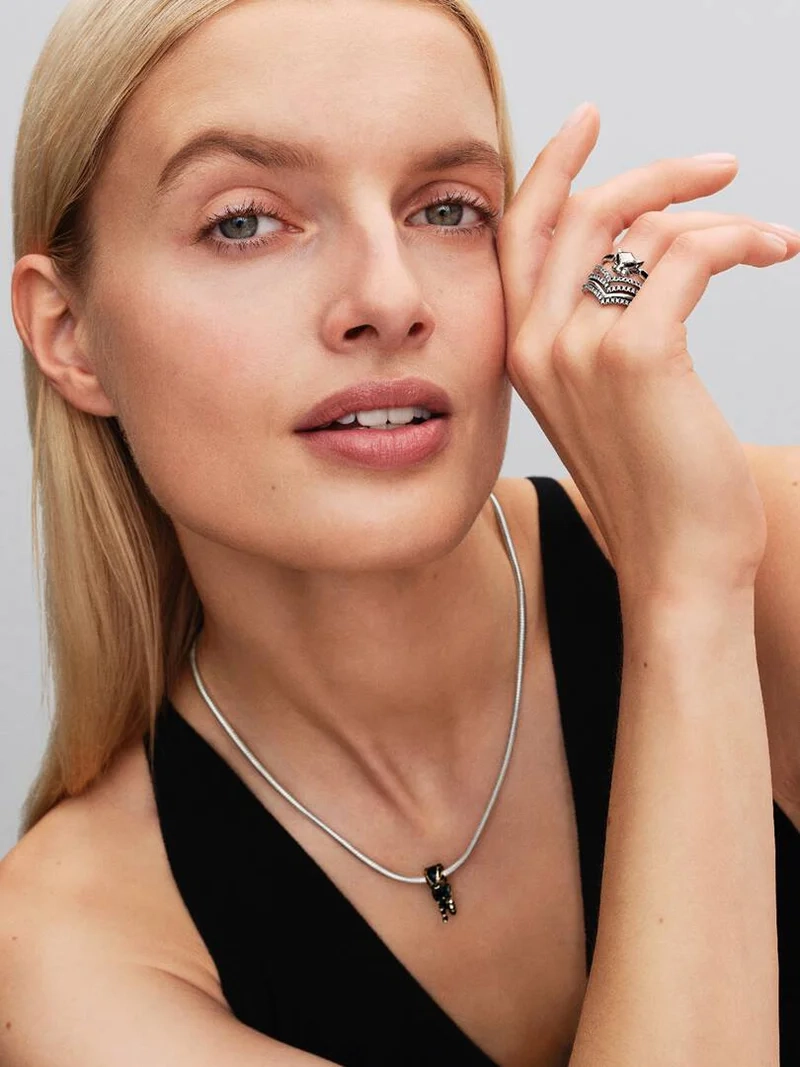 Marvel Black Panther Ring med djupsvarta konstgjorda ädelstenar och inskriptionen "WAKANDA FOREVER".