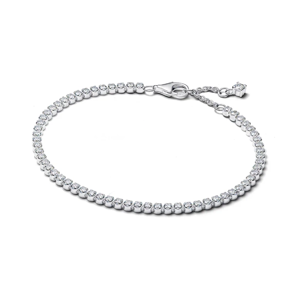 Tennisarmband mit funkelnden runden Steinen in Silber aus der Pandora Timeless Kollektion.