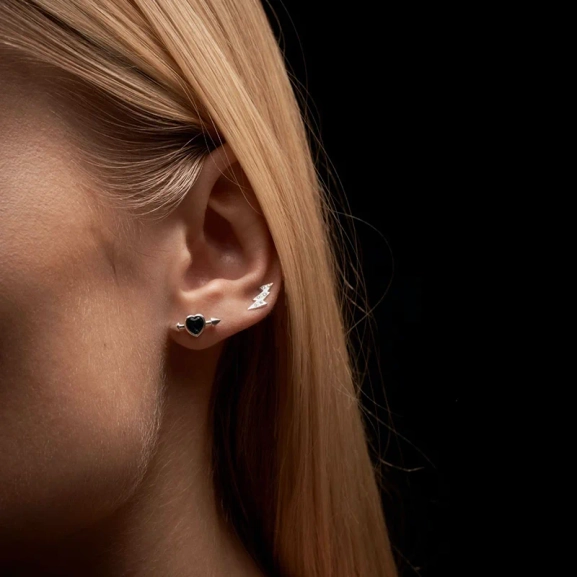 Pierced Heart Ear Stud Black Spinel - Maria Nilsdotter - 1-2 dagars leverans - Nordic Spectra