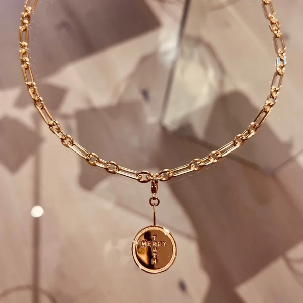 Cross Coin Charm Gold - Emma Israelsson - Snabb frakt & paketinslagning - Nordic Spectra