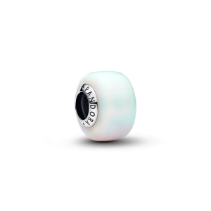 Der opaleszierende Charm von Pandora aus Sterlingsilber und schimmerndem Opalharz vermittelt ein Gefühl von Verbundenheit