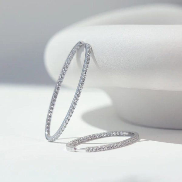 Ellisse Grande Örhängen i silver med gnistrande Cubic Zirconia-stenar från Sif Jakobs