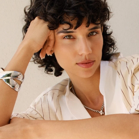 Halsband i blankt rostfritt stål med kraftig kedja och ett stilrent X-motiv i centrum