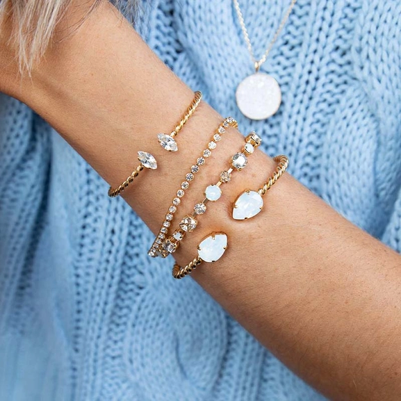 Mini Drop Bracelet Gold White Opal - Caroline Svedbom - Snabb frakt & paketinslagning - Nordicspectra.se
