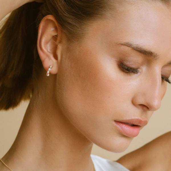 kuutiozirkonia ja makeanveden helmiä.