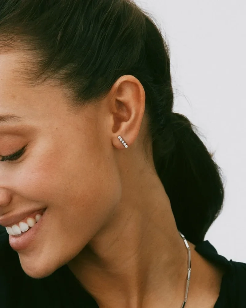 Elegant studsörhänge från Edblad Twiggy-kollektionen i polerat stål med fem gnistrande cubic zirconia-stenar