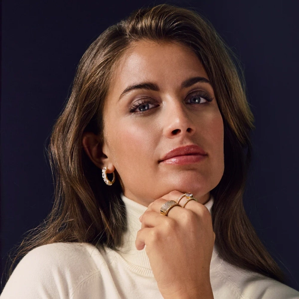 elegante Ringe aus 18 Karat vergoldetem Silber mit funkelnden Zirkonia-Steinen.