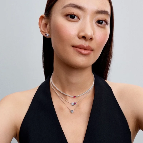 omringat av glittrande stenar. Justerbar kabelkedja för olika längder. Pandora Timeless kollektion.