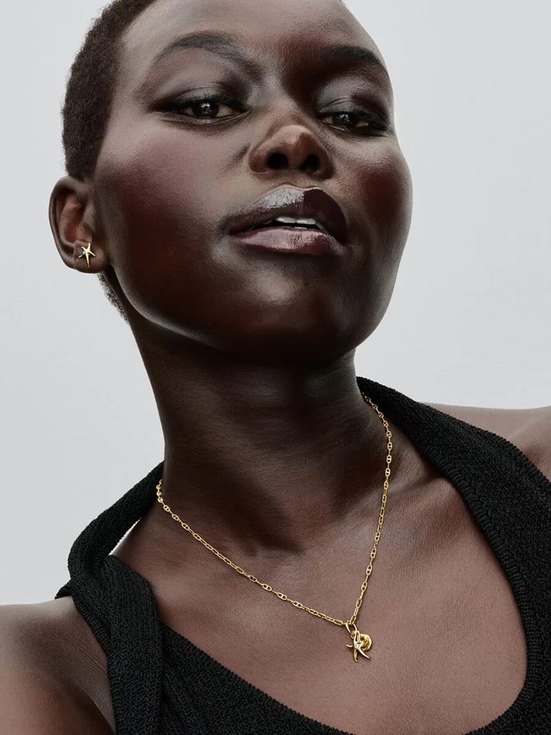 Ankarkedja Halsband Guld från Pandora Moments: Eleganta 14K guldpläterade länkar som ger en känsla av lyx och subtil elegans till din personliga stil.