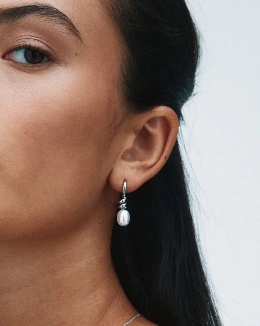 Swivel presentset med halsband och örhängen i blankt stål och droppformade pärlemorpärlor