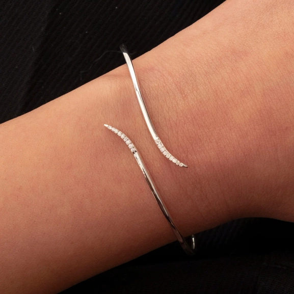 ett elegant armband i silverpläterad mässing med gnistrande kubiska zirkoner.