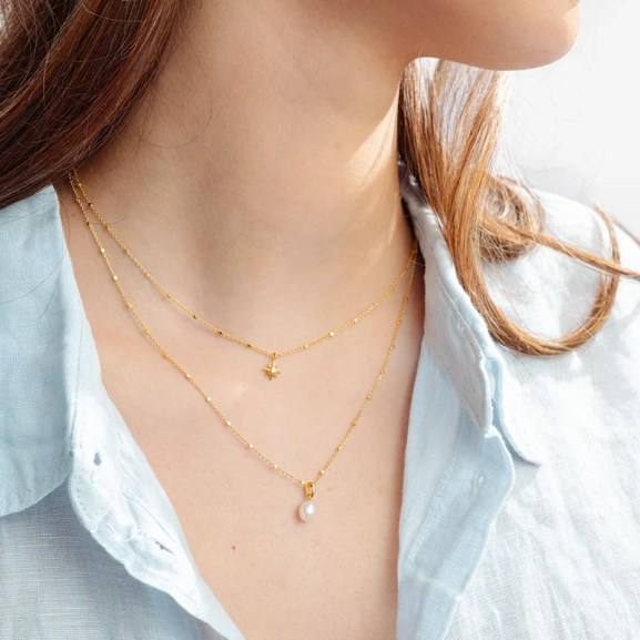 Treasure Single Pearl Necklace Gold - Syster P - Snabb leverans & Gratis paketinslagning - Nordic Spectra