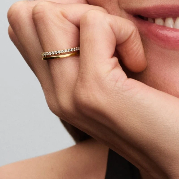 Dubbel Bandring Guld från Pandora Timeless kollektionen med elegant sammanlänkade band