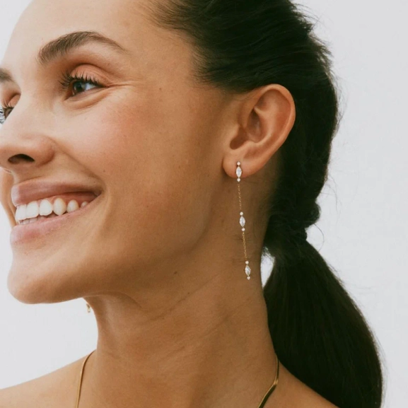 Trinny Earrings i 14K guldplätering med tre grupper av gnistrande cubic zirconia-stenar på en ankarkedja