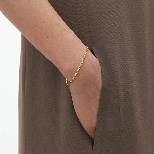 SS25_ECOM_ON-MODEL_REFLECT_EXTRA_SLIM_BRACELET_20001843_Close-ups