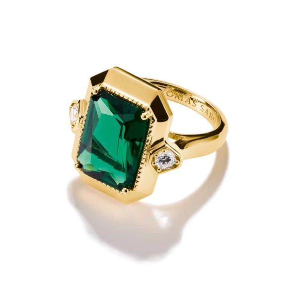 Grön Elyndra Cocktail Ring Guld från Thomas Sabo med smaragdgrön sten och vita zirkoniastenar på guldpläterat silver.