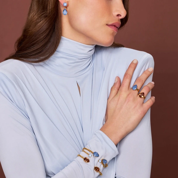jossa kaksi vaaleansinistä Swarovski-kristallia