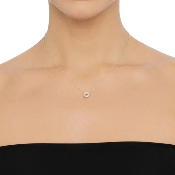 ett elegant halsband i 18K guld med diamanter som symboliserar hopp och styrka.