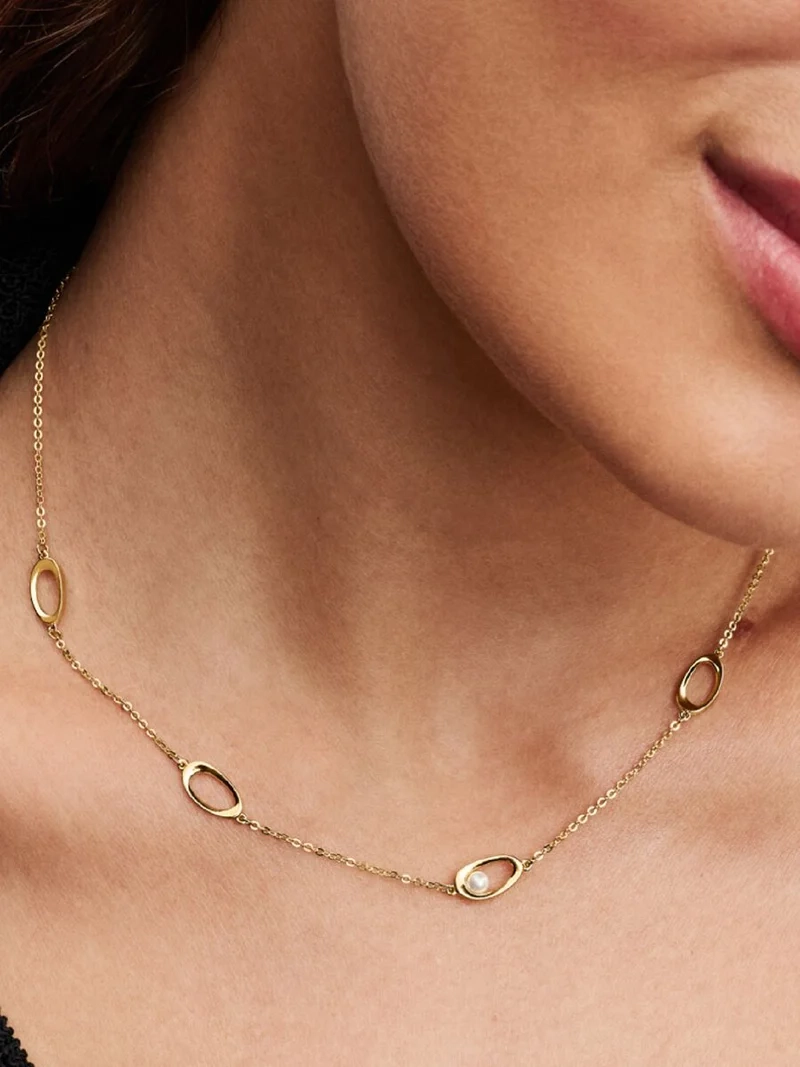 Elegant halsband med vit sötvattenspärla pläterat i 14 karat guld från Pandora Essence kollektionen. Idealiskt för att komplettera din stil med en subtil känsla av lyx och elegans.