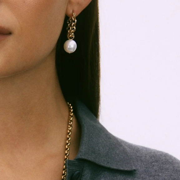 Lexie Hoops Gold från Edblad med 14K guldplätering och avtagbar pärlemorpärla