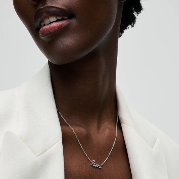 Halsband med Glittrande Kärleksbudskap - PANDORA - Snabb leverans & paketinslagning - Nordic Spectra