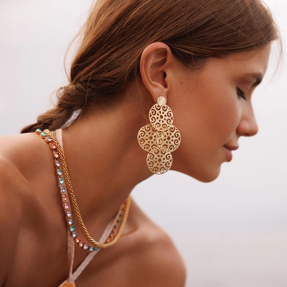 Evanna Statement Earrings Gold - Caroline Svedbom - Snabb leverans - Nordic Spectra