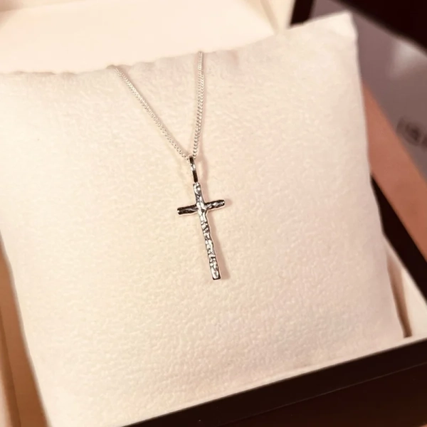 Organic Cross Necklace SIlver - Emma Israelsson - 1-2 dagars leverans &  gratis paketinslagning