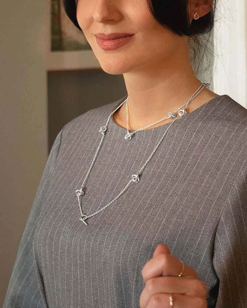 Le Knot Medium Necklace Long - Drakenberg Sjölin Halsband - Snabb frakt & paketinslagning - Nordicspectra.se