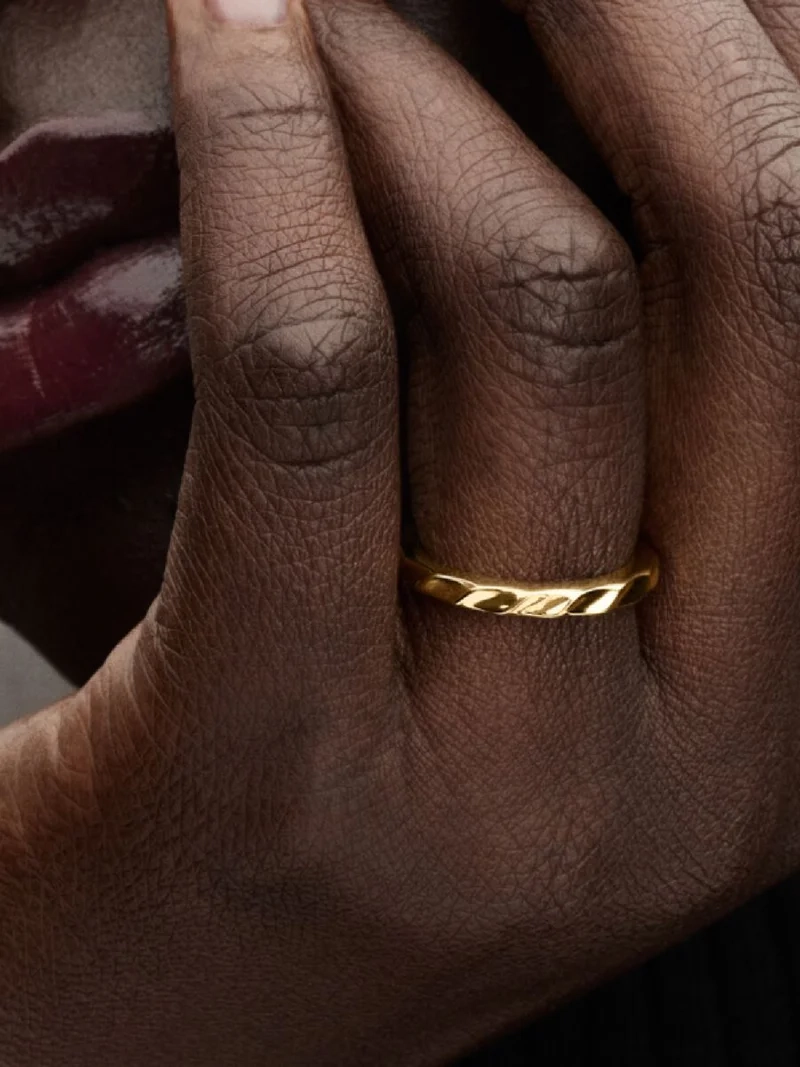 En räfflad bandring i guld från Pandora Essence kollektionen. Tillverkad i unik metallblandning pläterad med 14 karat guld. Symbol för unik stil och självuttryck.