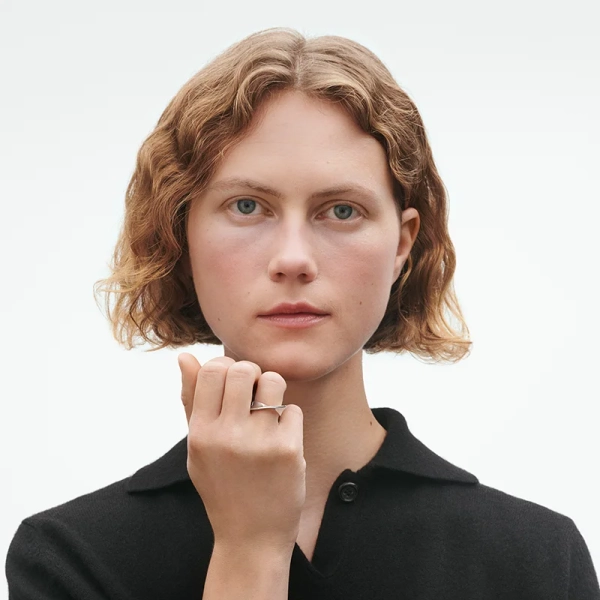 AW25_ECOM_ON-MODEL_MOEBIUS_RING_SILVER_20000306